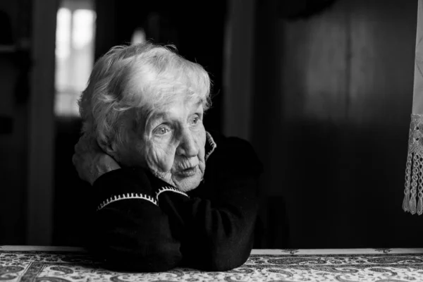 Retrato Preto Branco Uma Velha Triste Cuidados Para Pensionistas Solitários — Fotografia de Stock