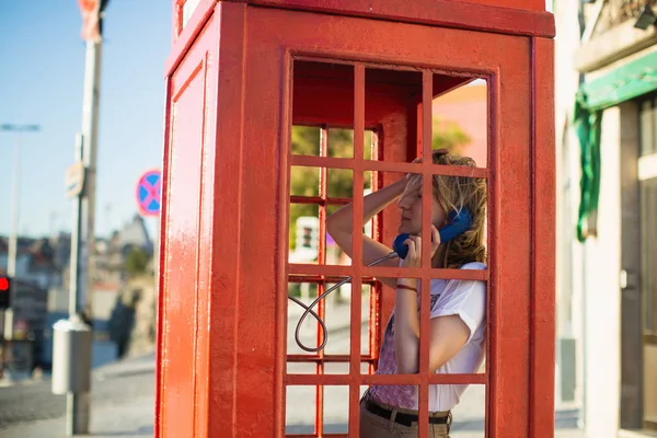 Young Woman Talking Phone Booth — Stock Photo, Image