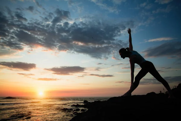 Fitness Kobieta Robi Ćwiczenia Oceanie Podczas Zachodu Słońca — Zdjęcie stockowe