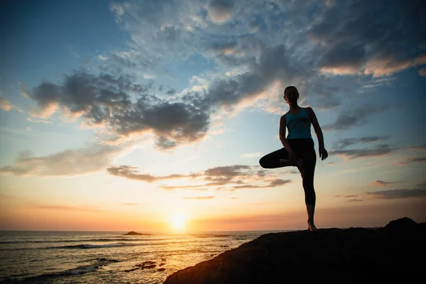 Vrouw Doet Oefeningen Oceaan Tijdens Een Geweldige Zonsondergang — Stockfoto