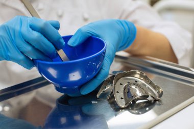 Eller kadın diş hekimi diş kliniğinde diş aletleri detay tutan. 