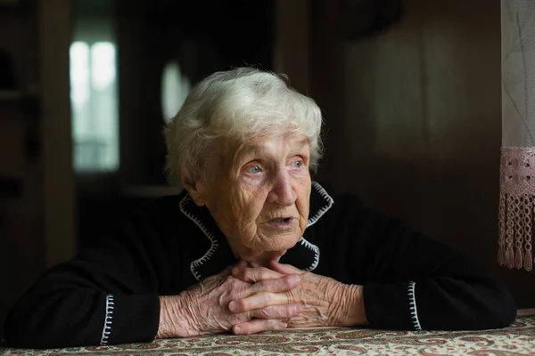 Portrait Femme Âgée Dans Maison Vieilles Mains Ridées — Photo