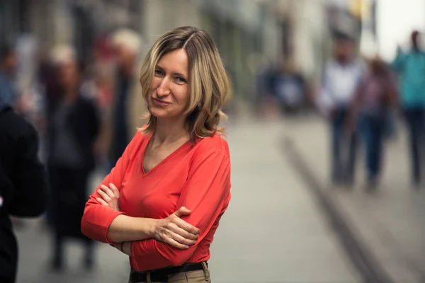 Donna Camicetta Rossa Posa Una Strada Pedonale — Foto Stock