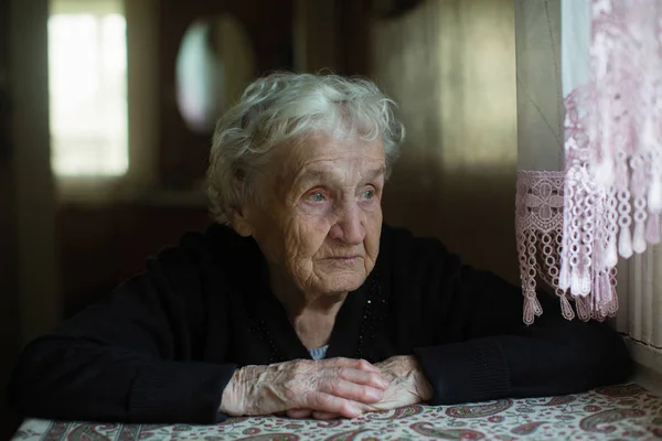 Szürke Hajú Idős Asszony Kinéz Ablakon — Stock Fotó