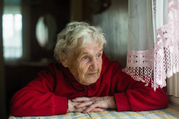 Retrato Uma Idosa Cabelos Grisalhos Olha Pela Janela Velha Avó — Fotografia de Stock