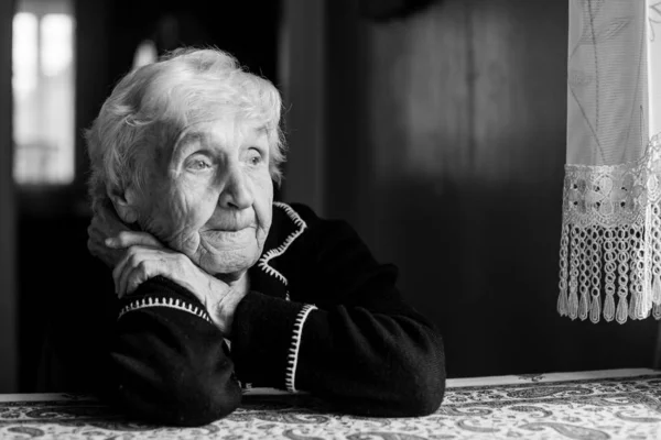 Närbild Porträtt Äldre Meloncholic Kvinna — Stockfoto