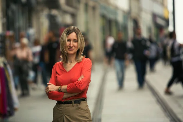 Kırmızı Bluzlu Genç Kadın Yaya Caddesinde Poz — Stok fotoğraf