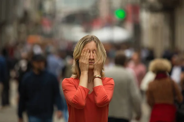 Panický Útok Veřejném Místě Mladá Žena Zakrývá Oči Rukama Když — Stock fotografie