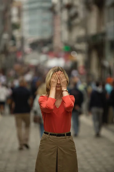 Ataque Pânico Local Público Mulher Cobre Seus Olhos Com Mãos — Fotografia de Stock