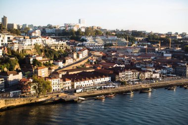 Portekiz'in Porto'nun tarihi merkezinde, Douro nehri ve Vila Nova de Gaia gezinti sinin manzarası.