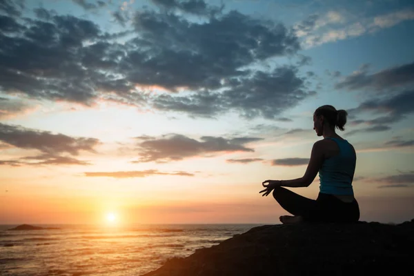 Silueta Mujer Yoga Posición Loto Costa Del Mar Atardecer —  Fotos de Stock