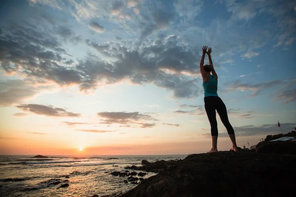 Fitness Girl Sees Sun Ocean Coast Exercises Yoga Training — Stock Photo, Image