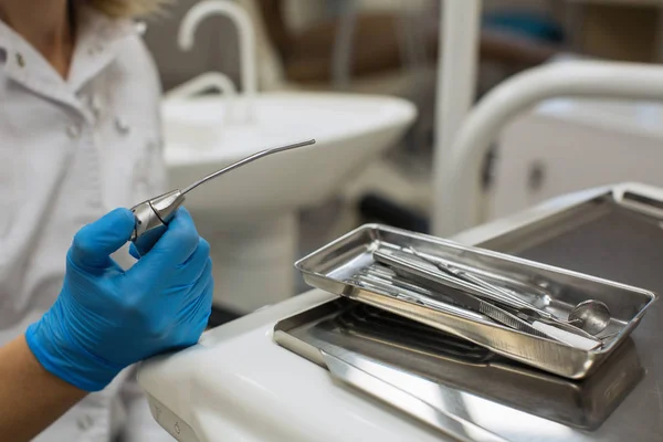 歯科医院の歯科用具の詳細を保持する女性歯科医の手 — ストック写真
