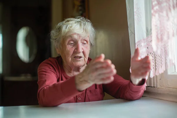 Una Donna Anziana Reagisce Emotivamente Raccontando Gesticolando — Foto Stock