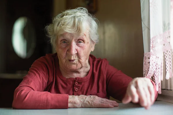 Yaşlı Bir Kadın Bunu Anlatarak Işaret Ederek Duygusal Tepki Verir — Stok fotoğraf