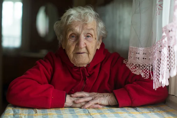 Retrato Uma Velha Mulher Cabelos Grisalhos Sentada Uma Mesa Casa — Fotografia de Stock