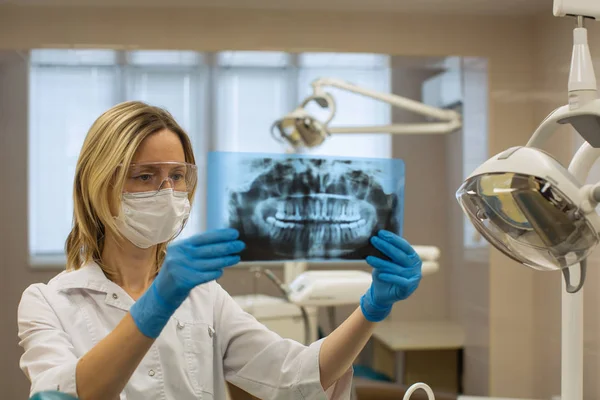 Zahnärztin Zahnarztpraxis Starrt Auf Röntgenbild Des Kiefers Stockbild