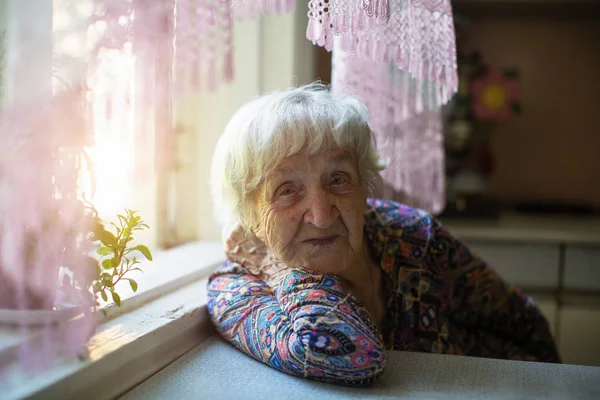 Porträt Einer Älteren Frau Die Einem Tisch Seinem Haus Sitzt — Stockfoto