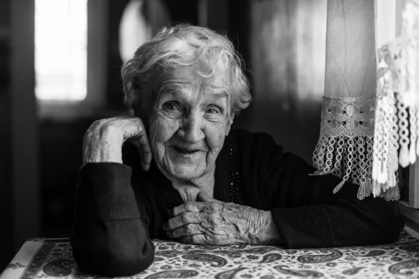 Retrato Una Vieja Mujer Pelo Gris Asistencia Concepto Pensionistas Solitarios —  Fotos de Stock