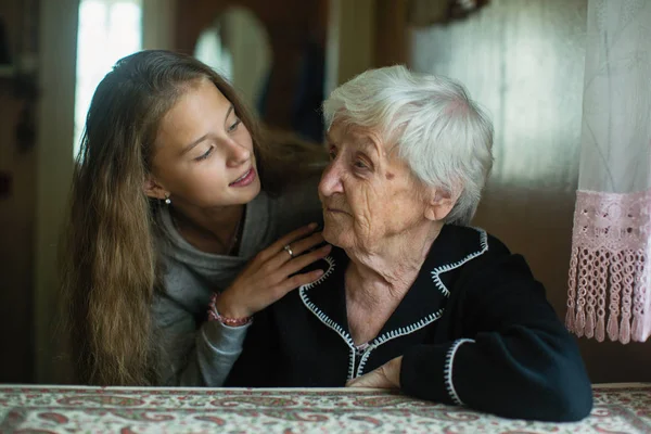 Niza Niña Con Anciana Abuela —  Fotos de Stock