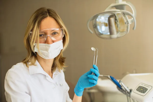 Woman Dentist Doctor Holding Showing Tooling — ストック写真