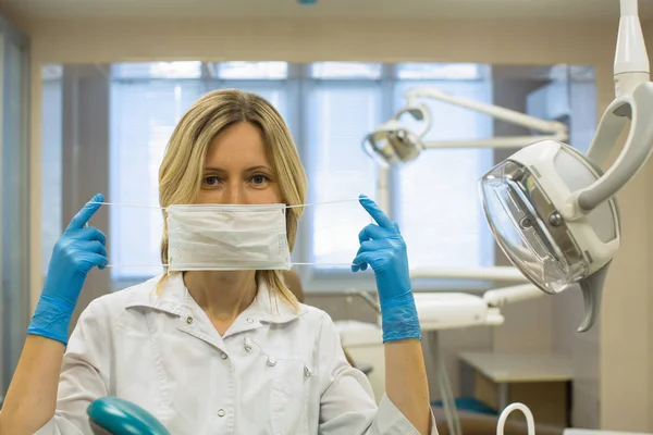 Female Dentist Doctor Shows How Put Surgical Mask Sterile Procedure — ストック写真