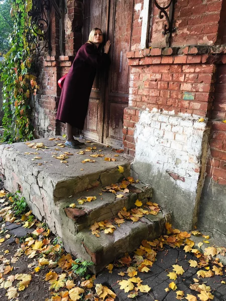 Eine Frau Mantel Steht Auf Der Veranda Und Lauscht Der — Stockfoto