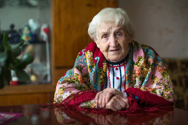 Stará Žena Jasných Šatech Gesta Sedí Stolu — Stock fotografie