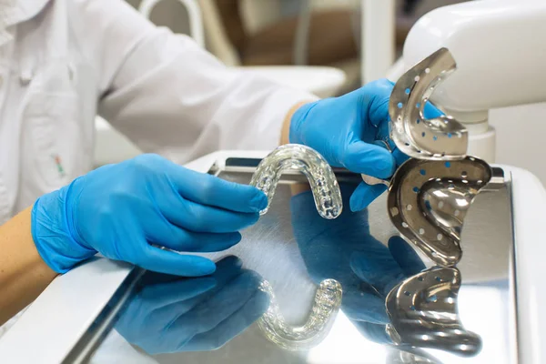 牙科医生手拿着可移动的牙齿矫正矫正器 矫正器 在牙科诊所对齐 实验室设备 医药和科学 口腔医学和保健概念 — 图库照片