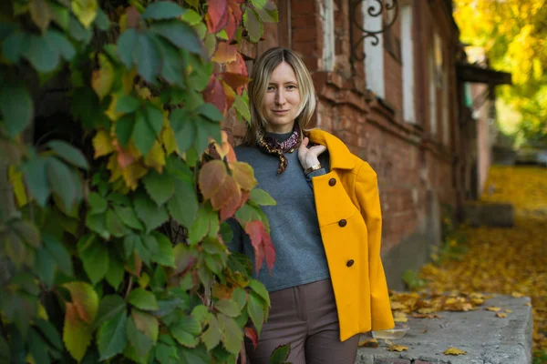 Eine Frau Gelber Jacke Steht Der Herbsttagsatmosphäre Neben Einem Alten — Stockfoto