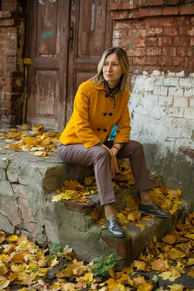 Woman Yellow Jacket Sits Porch Old House Maple Leaves Ground — Stock Photo, Image