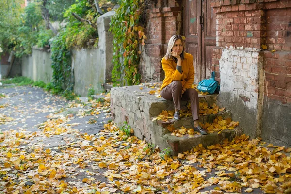 Mujer Con Chaqueta Amarilla Sienta Porche Una Casa Vieja Con — Foto de Stock