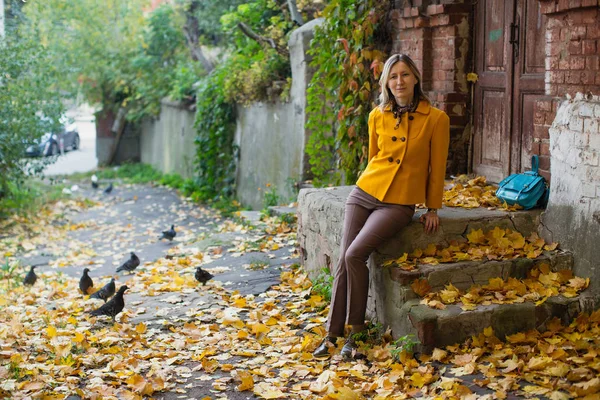 Pretty Woman Yellow Jacket Sits Porch Old House Maple Leaves — Stock Photo, Image