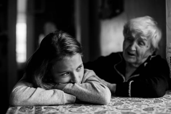 Kleines Mädchen Traurig Und Großmutter Beruhigt Sie Schwarz Weiß Foto — Stockfoto