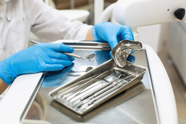 Zubařka Držící Detail Zubního Nářadí Zubní Klinice Laboratorní Stomatologické Vybavení — Stock fotografie