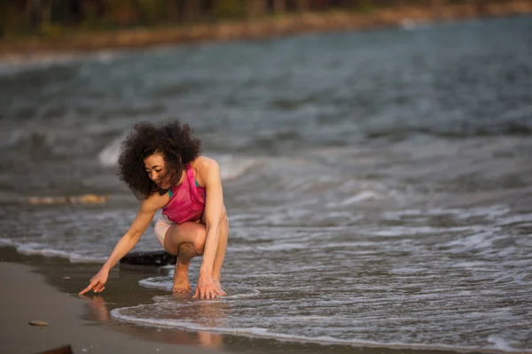 Donna Razza Mista Tra Onde Sulla Linea Surf Sulla Spiaggia — Foto Stock