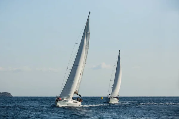 Vitorlás Hajó Jachtok Fehér Vitorlákkal Égei Tenger Során Vitorlás Regatta — Stock Fotó