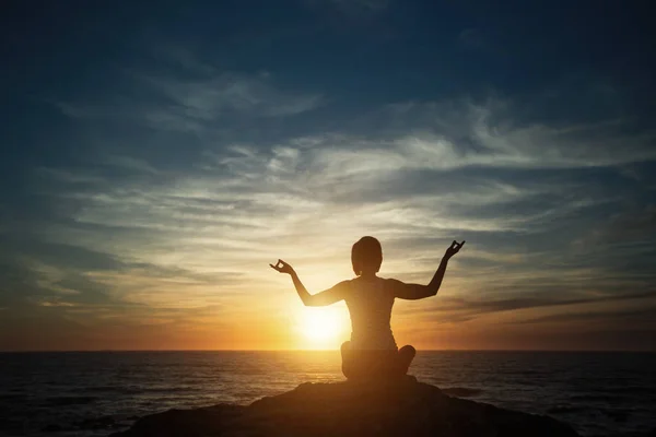 日落时分在海滩上沉思的瑜伽女轮廓 — 图库照片