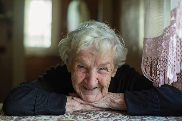 Nahaufnahme Porträt Einer Alten Grauhaarigen Frau Die Einem Tisch Haus — Stockfoto