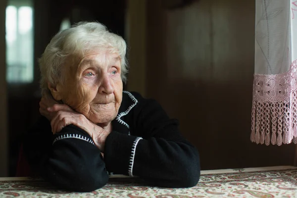 Retrato Uma Senhora Idosa Cética Solitária — Fotografia de Stock