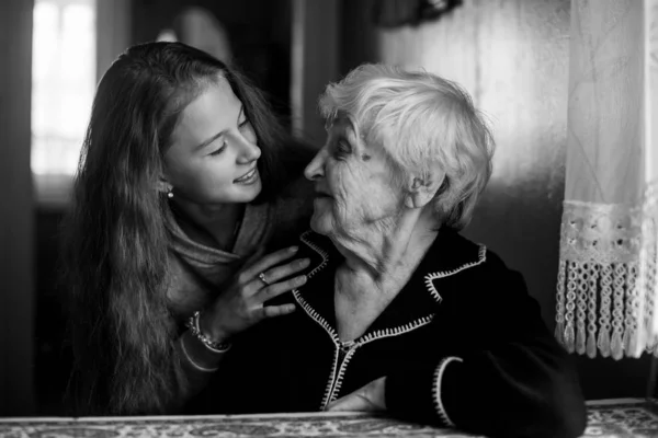 Yaşlı Büyükanne Küçük Torunu Siyah Beyaz Portre — Stok fotoğraf