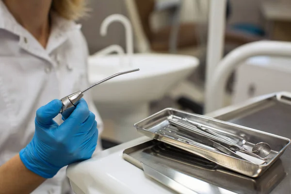 Dłonie Dentystki Trzymające Detale Narzędzi Dentystycznych Klinice Stomatologicznej — Zdjęcie stockowe