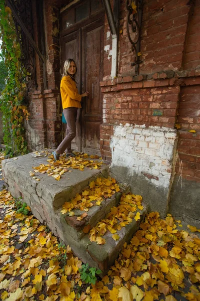 Frau Gelber Jacke Und Blauem Sack Auf Der Veranda Eines — Stockfoto