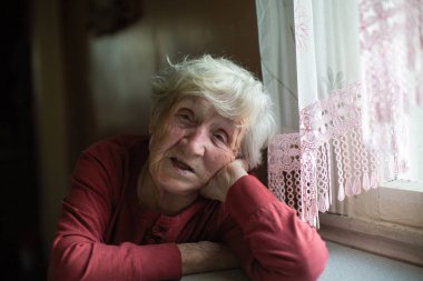 Yaşlı bir kadının yakın plan portresi. Yaşlılık emeklisi.