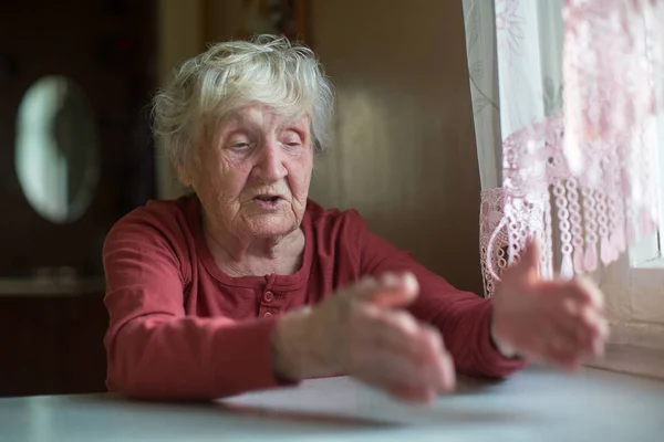 Ältere Frau Reagiert Emotional Indem Sie Erzählt Und Gestikuliert — Stockfoto