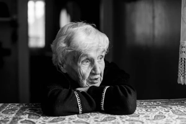Samotna Smutna Stara Kobieta Czarno Białe Zdjęcie — Zdjęcie stockowe