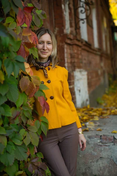 Elegante Vrouw Een Geel Jasje Buiten Met Esdoorn Bladeren Grond — Stockfoto