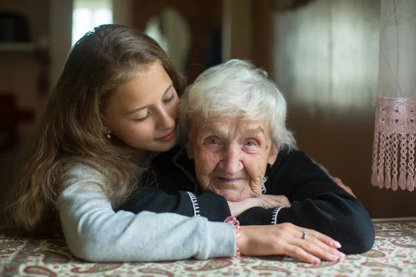 Retrato Una Linda Niña Abrazando Una Vieja Abuela —  Fotos de Stock