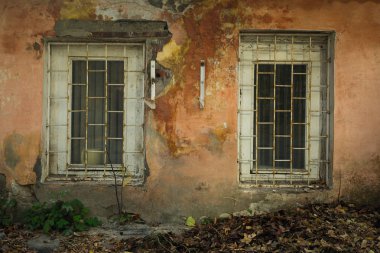 Eski bir taş evin pencere zemininde. Voronezh, Rusya.