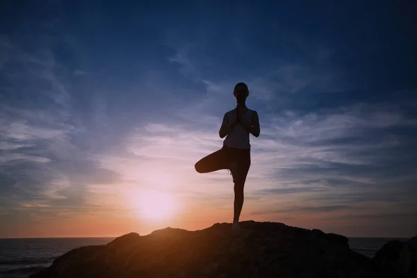 Silhouet Van Vrouw Die Bij Yoga Poseren Het Strand Van — Stockfoto